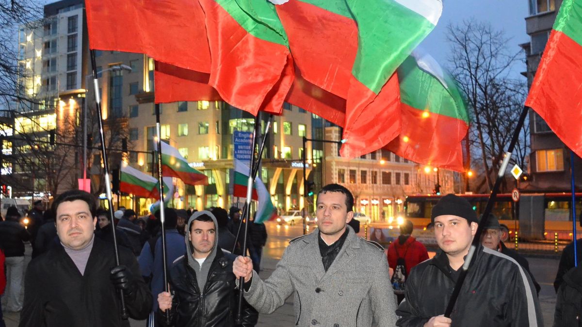 Хоро на “Бяла роза” въртят протестиращите на “Орлов мост”