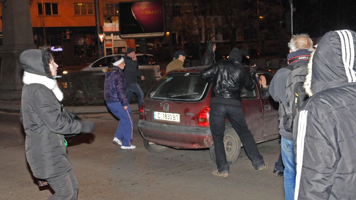 Пак бой и разправии на Орлов мост