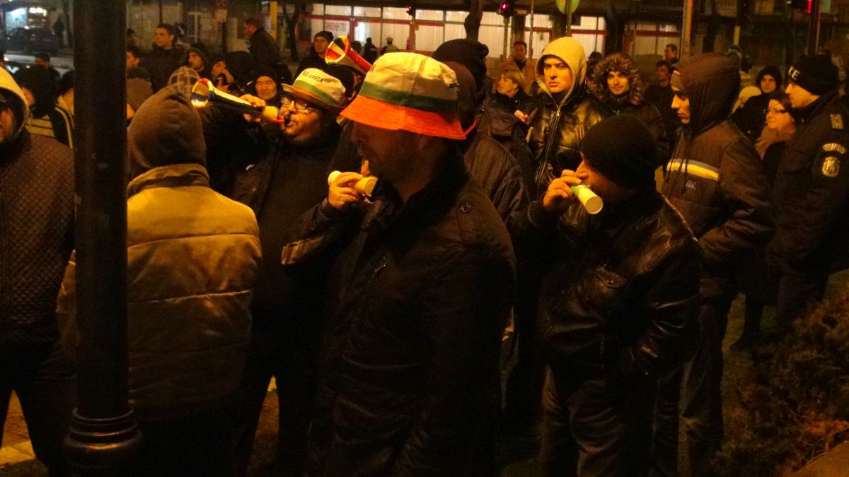 Мълчалив протест във Варна бори „платените тромбони”, заглушаващи виковете „Оставка”