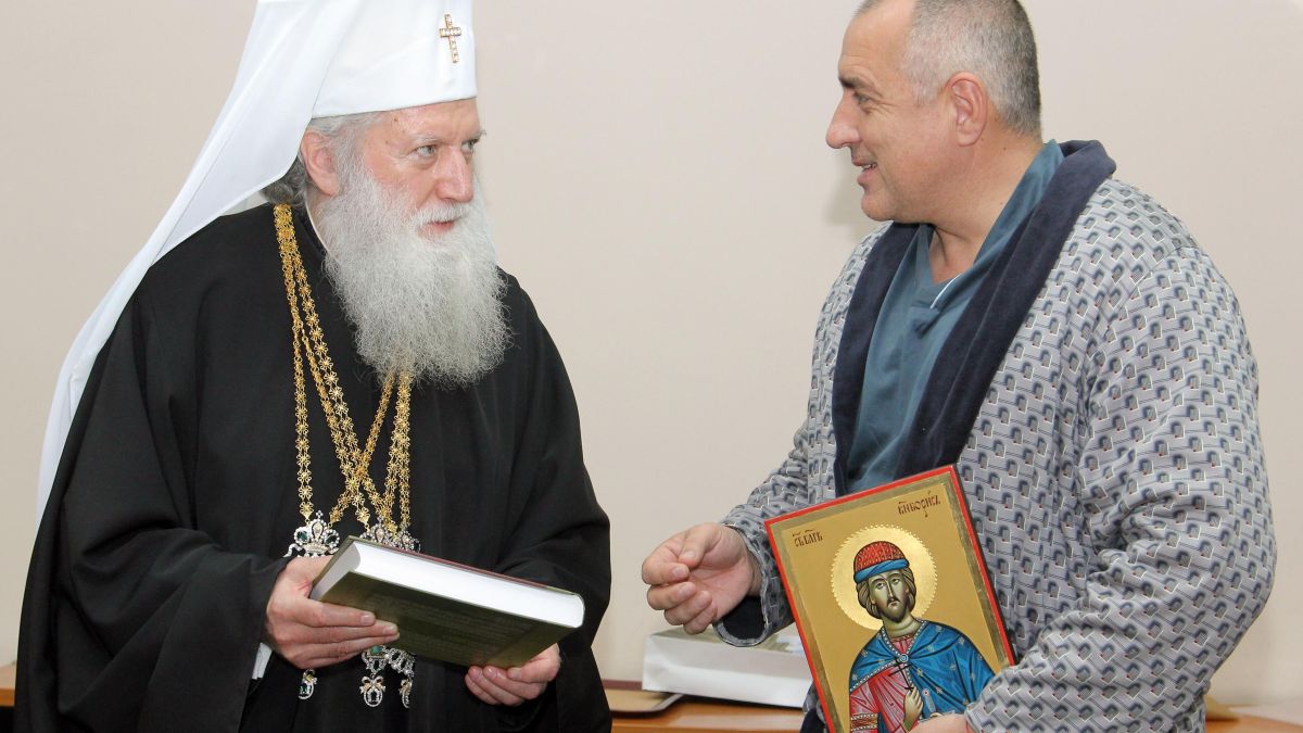 Бойко целуна ръка на патриарх Неофит по болничен халат