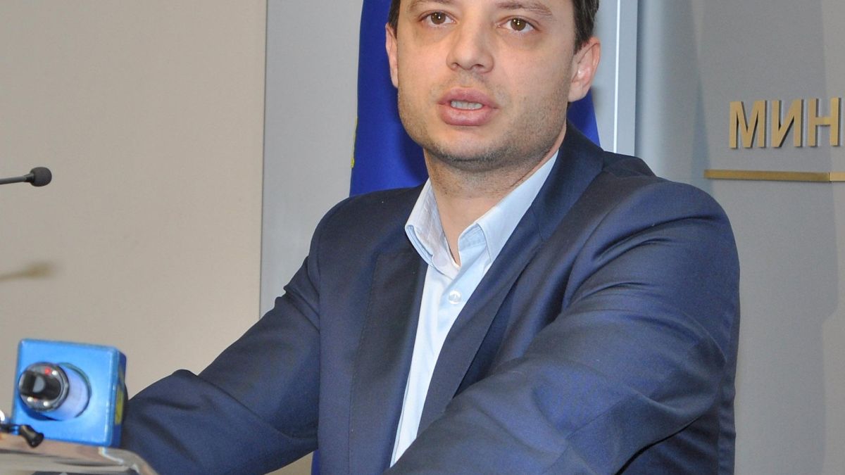 Добрев определи дата за новата цена на тока