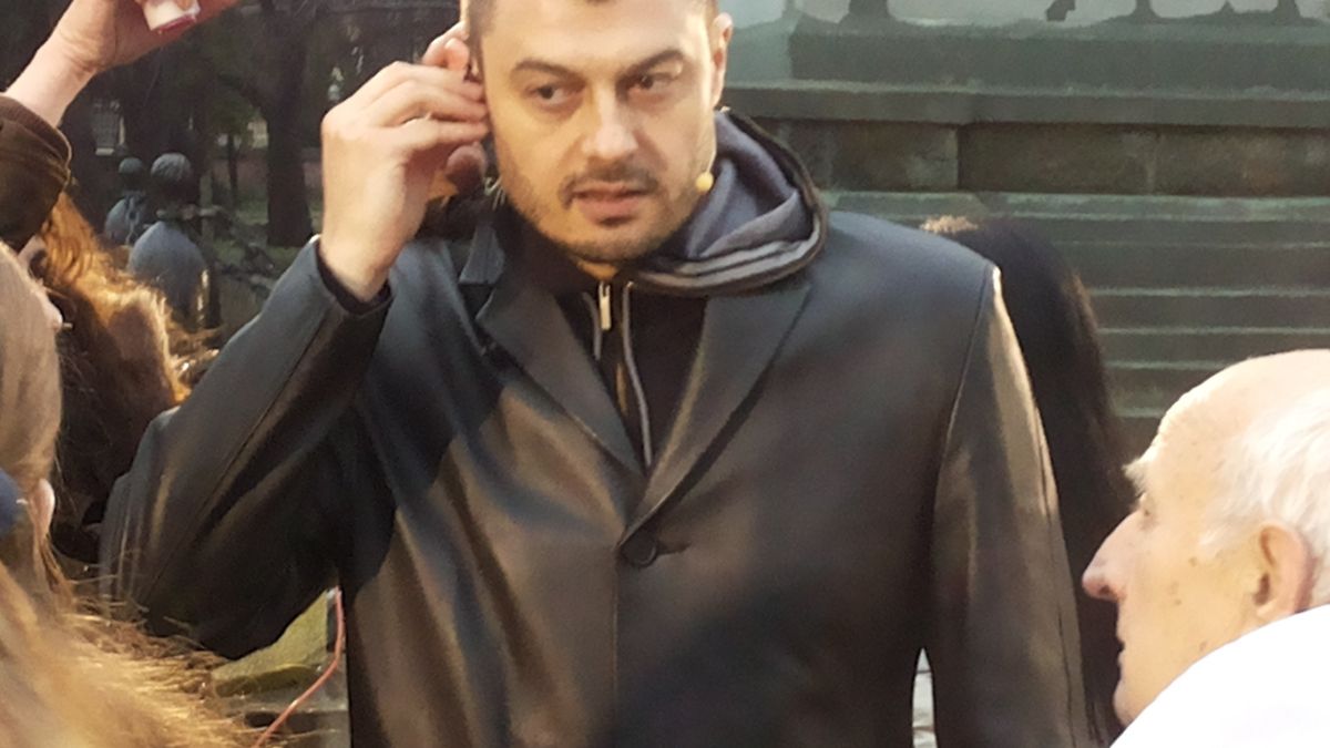 Саботират Бареков със заглушители и свирки