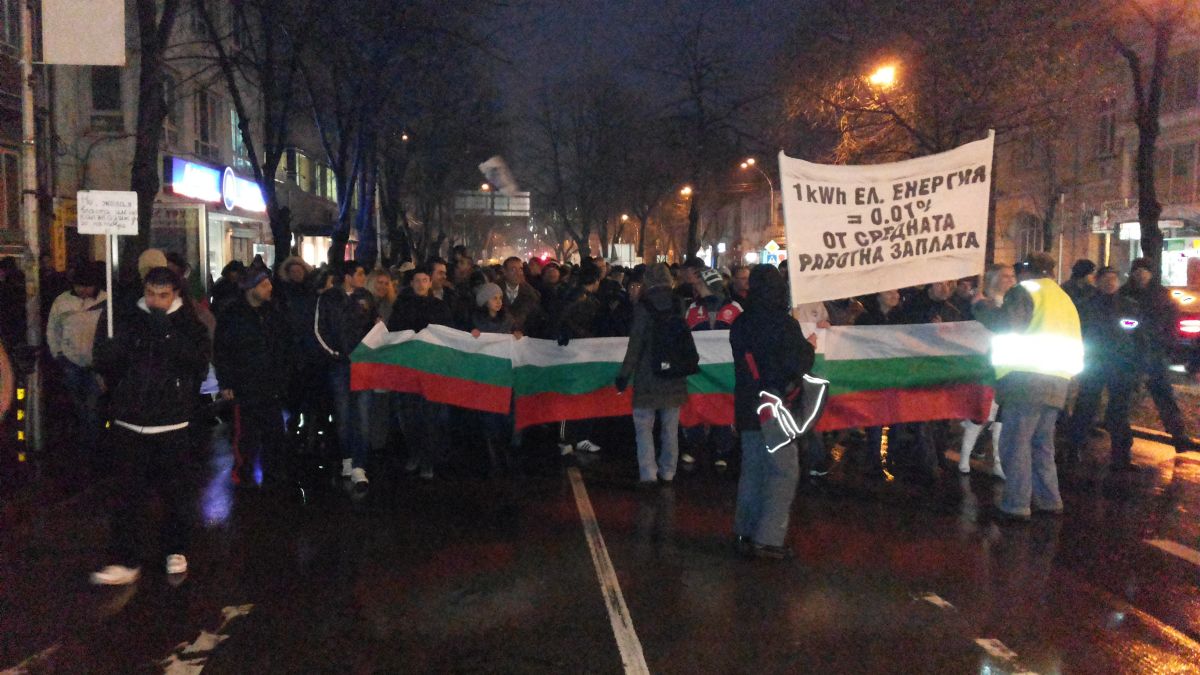 Блокада и мълчание заради платените клакьори (СНИМКИ)