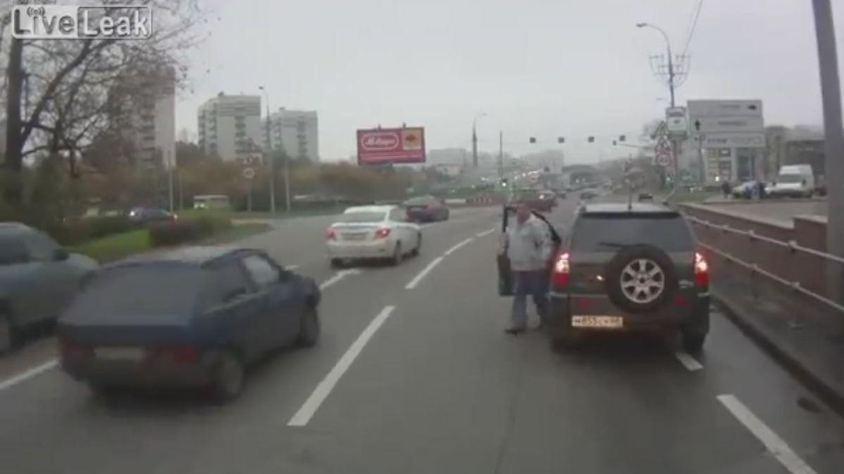 Шофьор на автобус превъртя – блъска наред засекли го коли! (ВИДЕО)