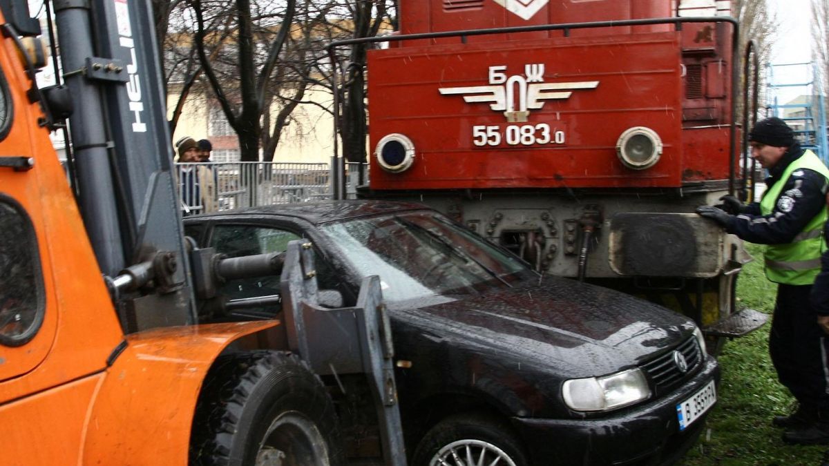 Влак блъсна автомобил, шофьорът е в реанимация