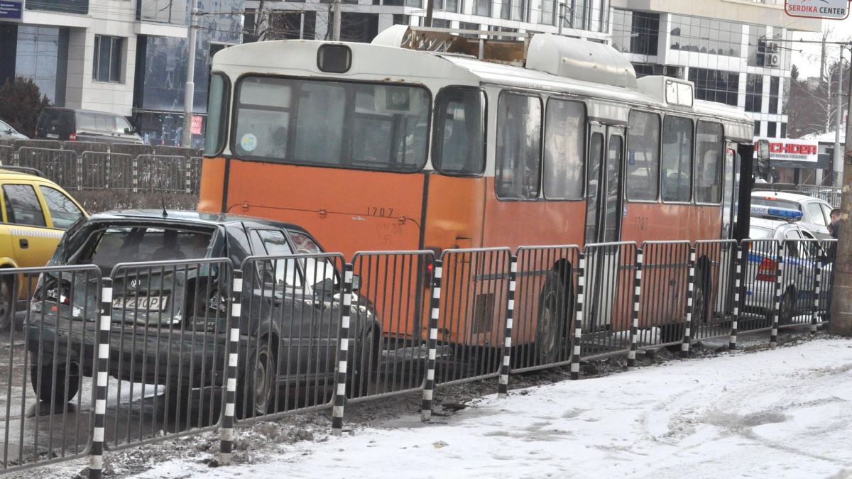 Джип се вряза в автобус, затапи Студентски град