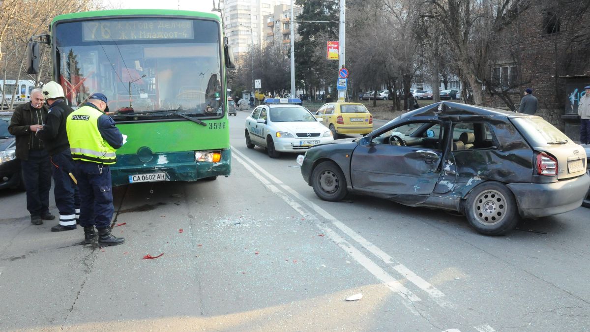 Автобус помля "Ауди" на пазара "Иван Вазов" (СНИМКИ)