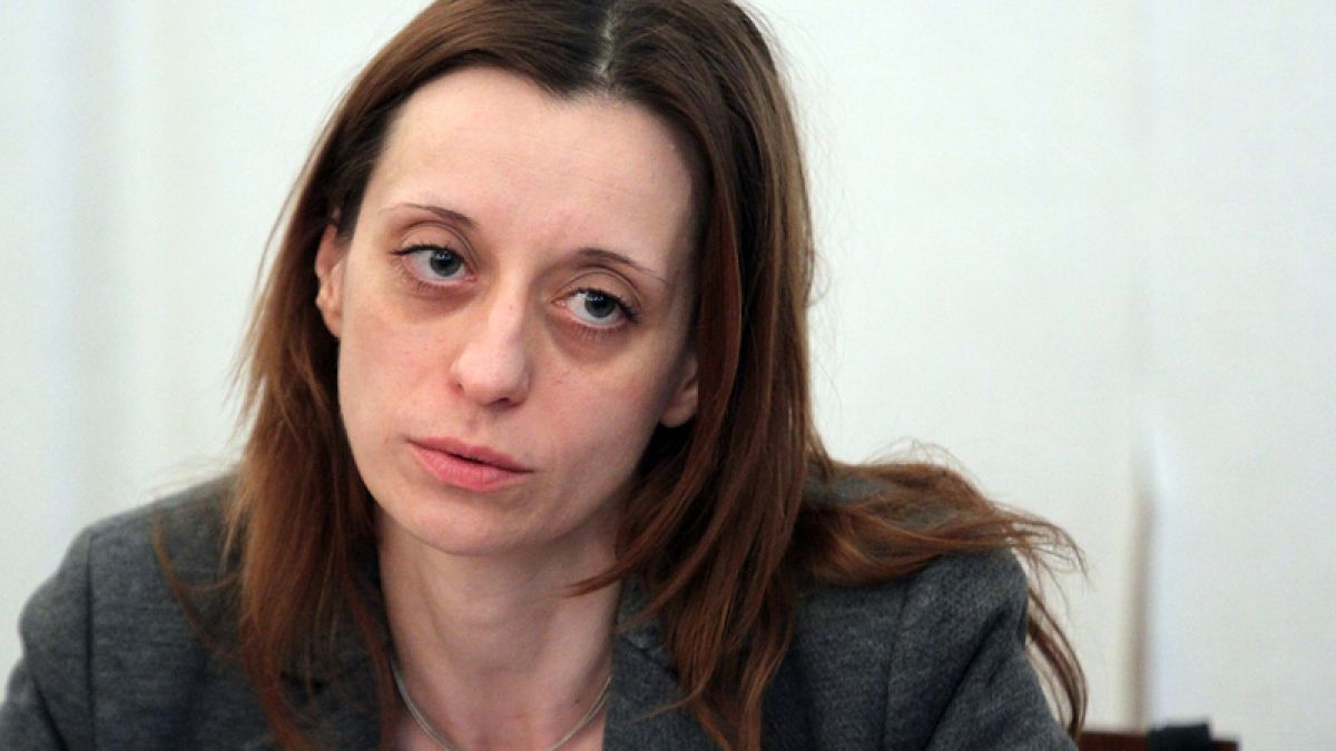 Скандална зам.-шефка на здравната каса изгоря
