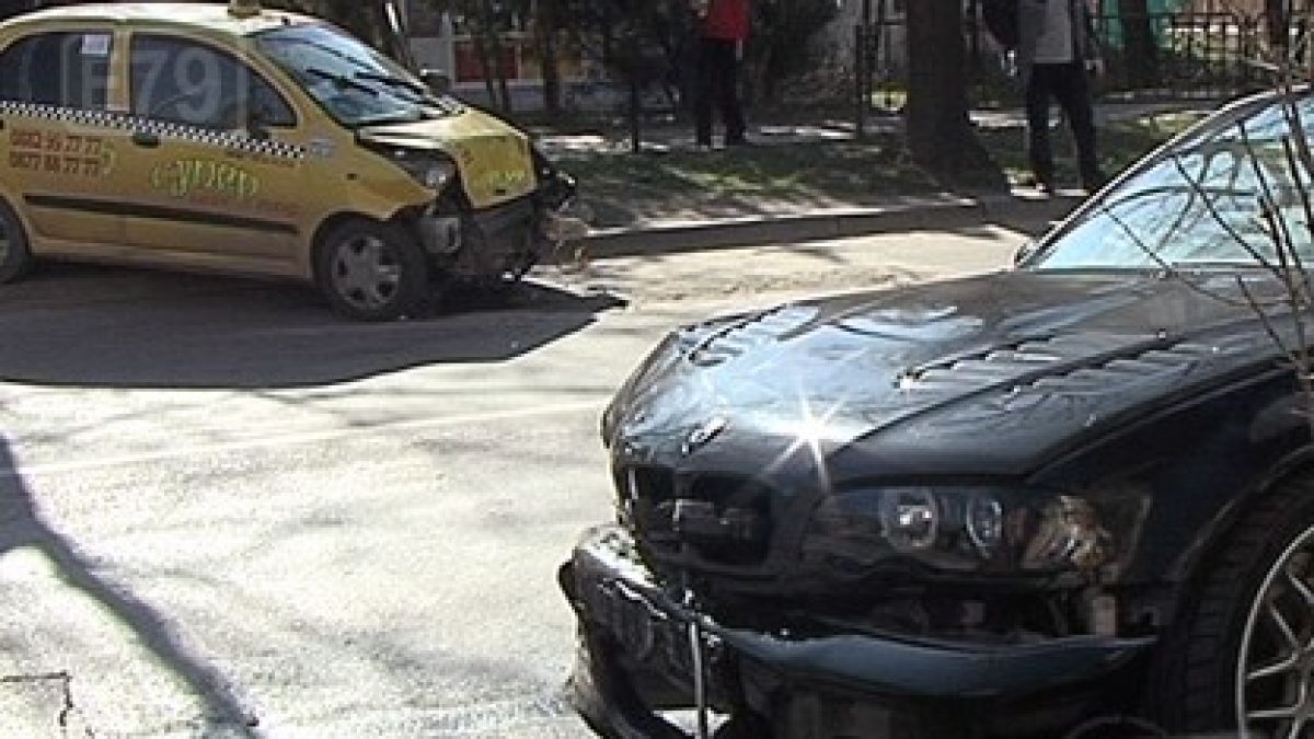 БМВ и такси се удариха челно