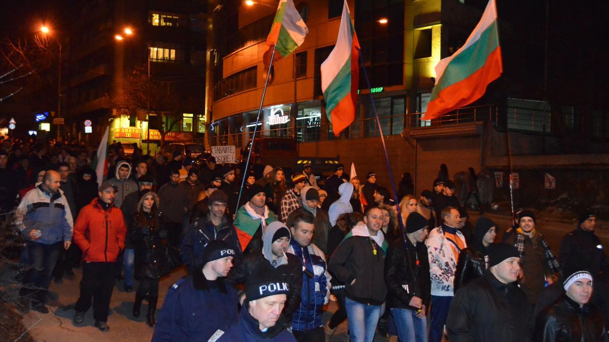 Близо 200 души на протест във Варна 