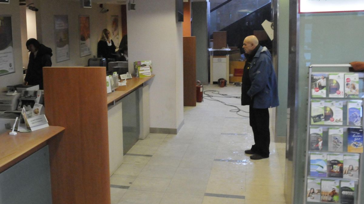 Банковият обир тази нощ не бил успешен, касата останала незасегната