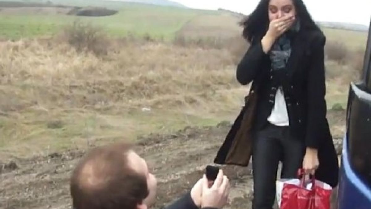 Вижте в БЛИЦ: Наш Ромео предлага брак насред полето (ВИДЕО)