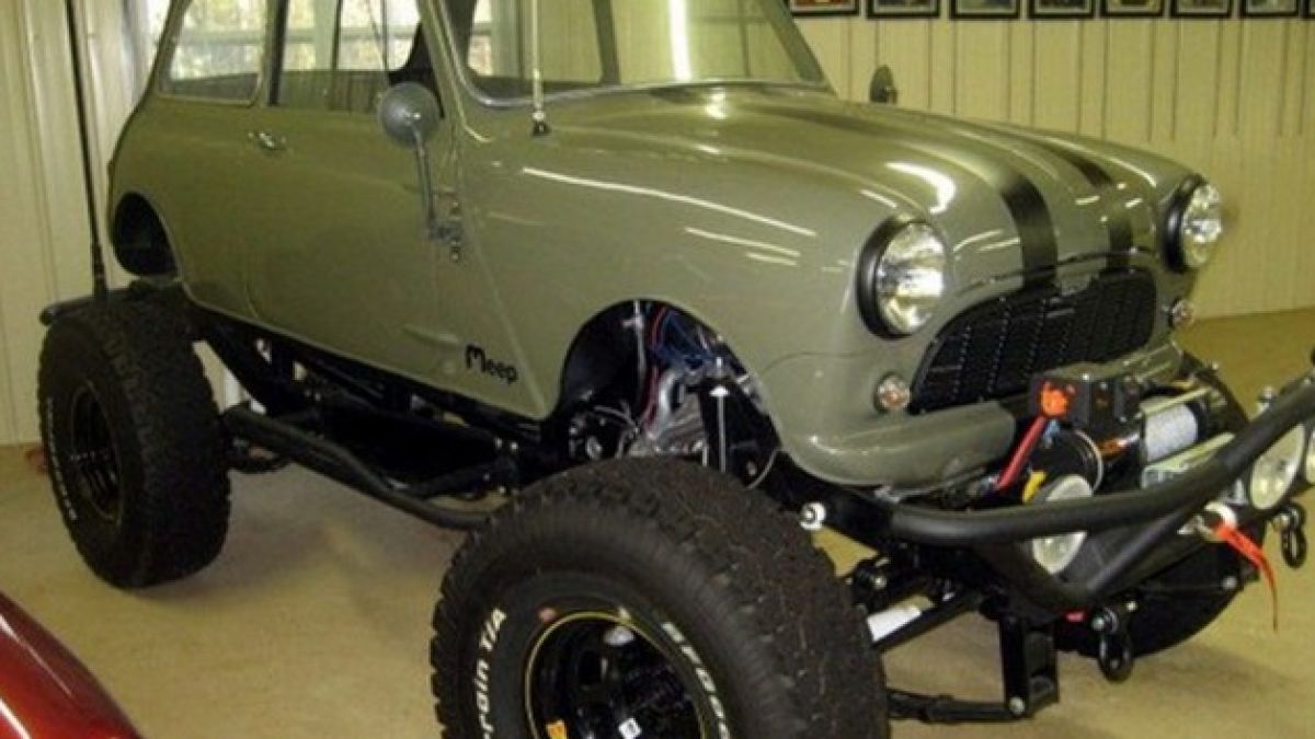 Чудовищен MINI 4x4 с 5,7-литров мотор