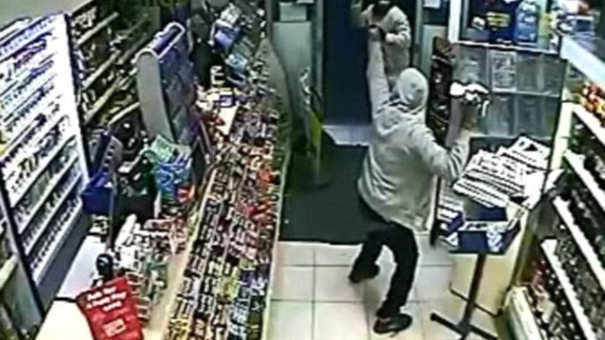 Шок! Откачалка се опита да обере магазин със спринцовка със СПИН 