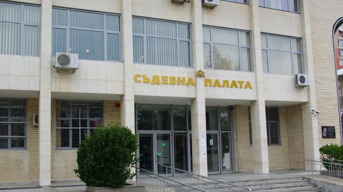 Прокурори плащат 37 бона на митничар