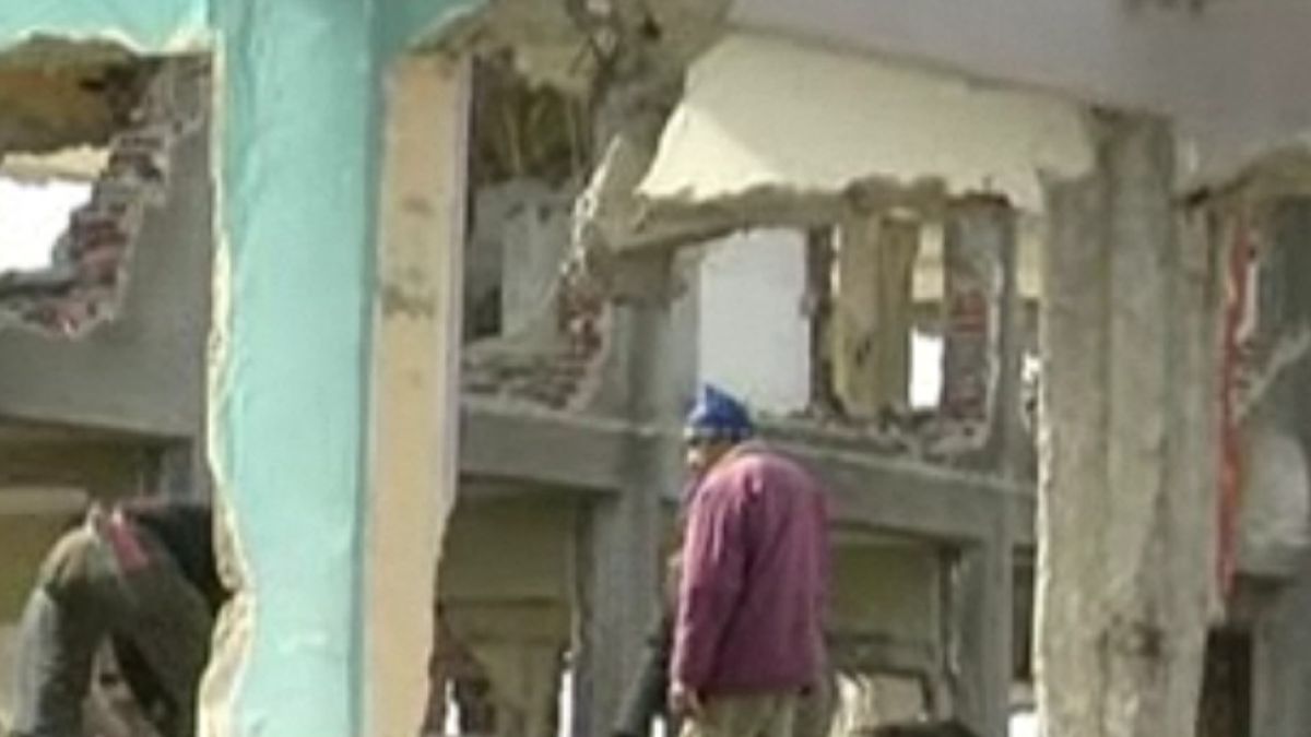 Роми изнасят бивш завод на парчета