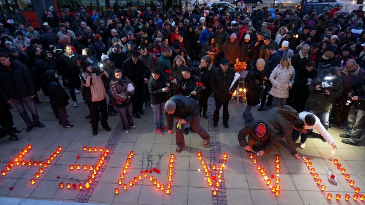 Варненци изписаха с горящи свещи името на самозапалилия се Пламен Горанов