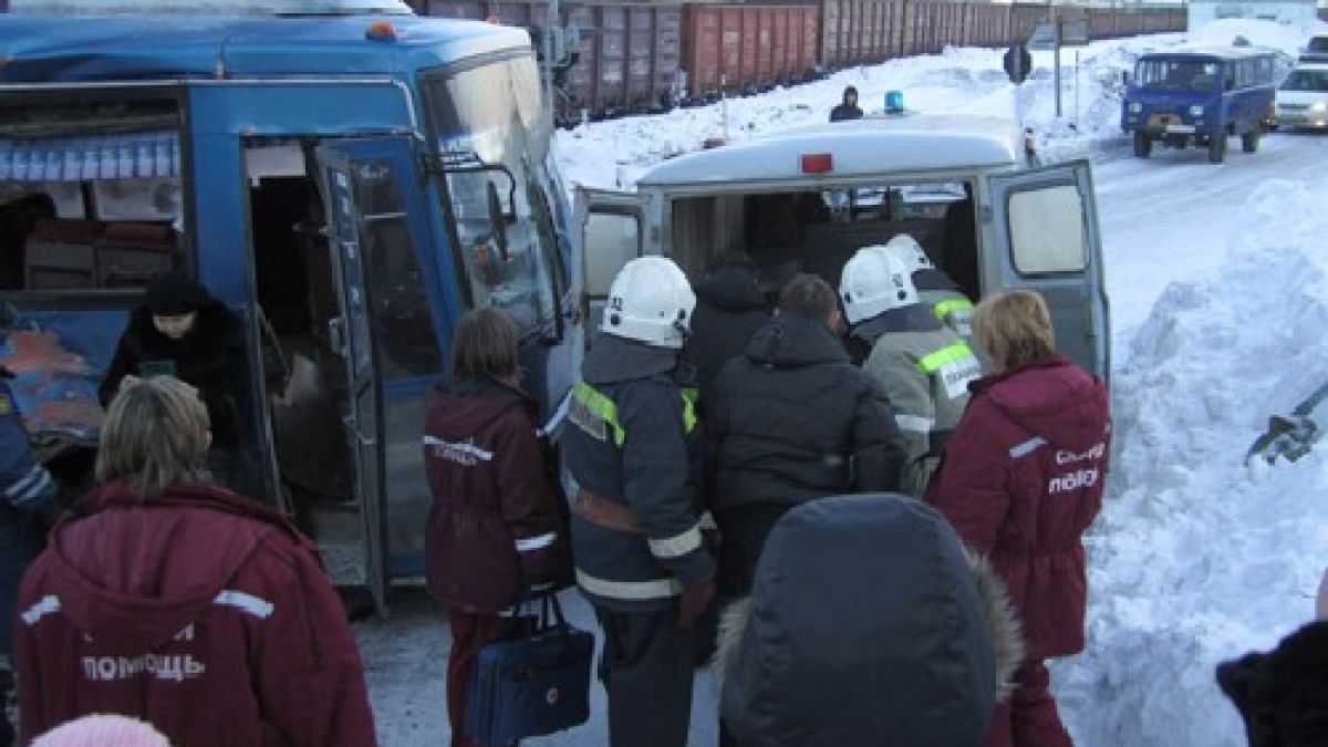 Влак се блъсна в автобус, заседнал насред релсите 