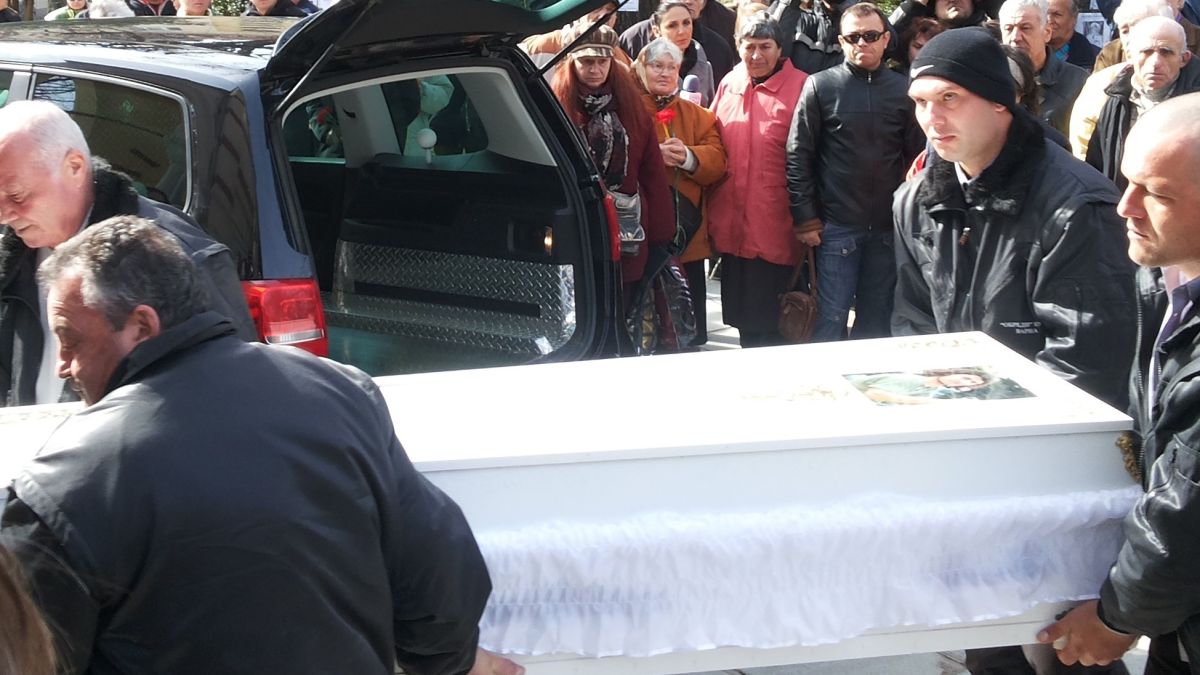Погребват Пламен в бял ковчег