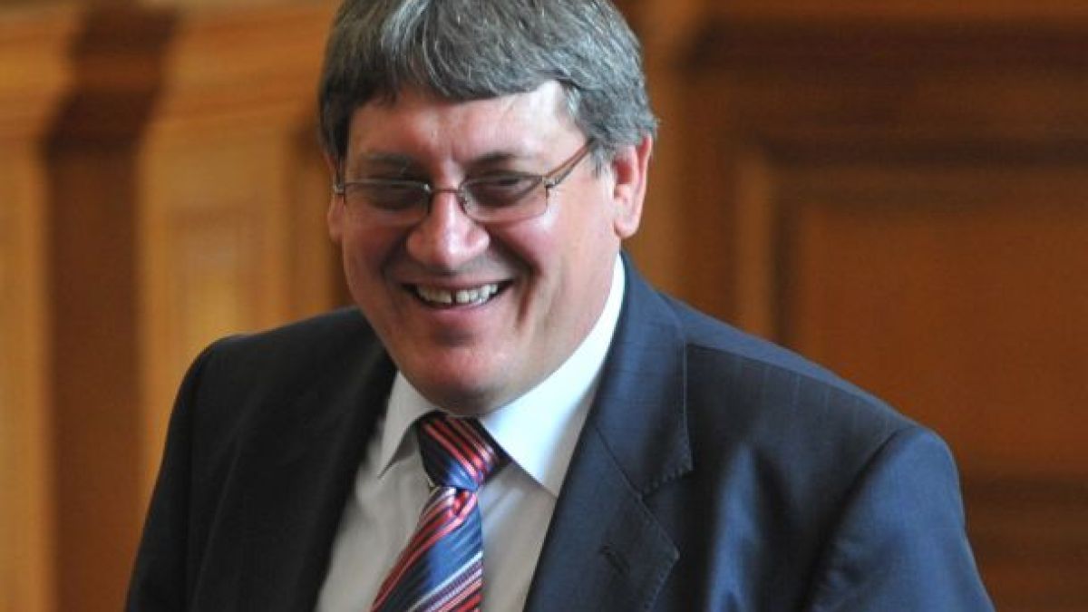 Привикаха шефа на Здравната каса в парламента