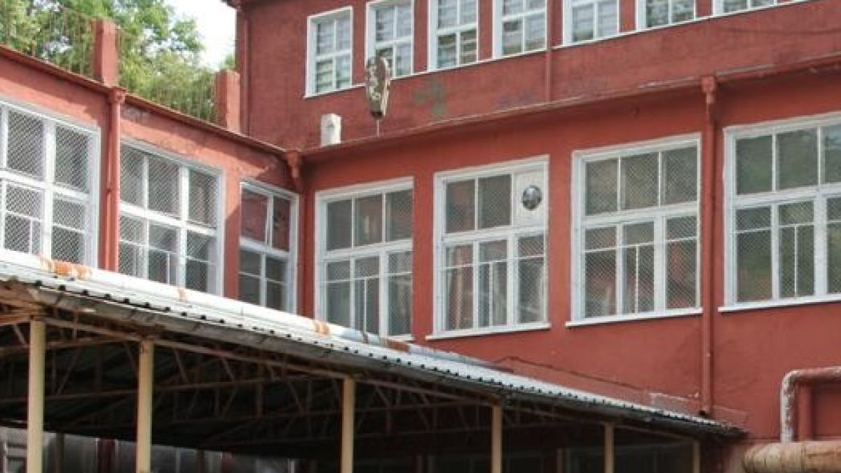 Четат присъда на ученик-рекетьор в школото му