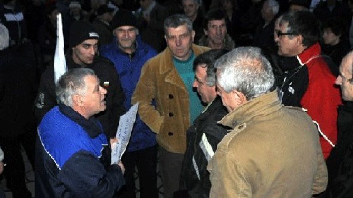 Пловдив се разцепи: Протестиращи се хванаха за гушите!