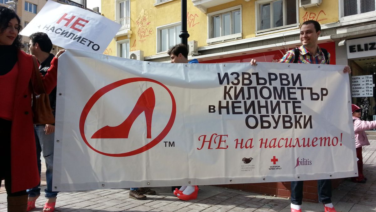 БЛИЦ TV: Вижте как 40 мъжаги тропат с токчета по "Витошка" 