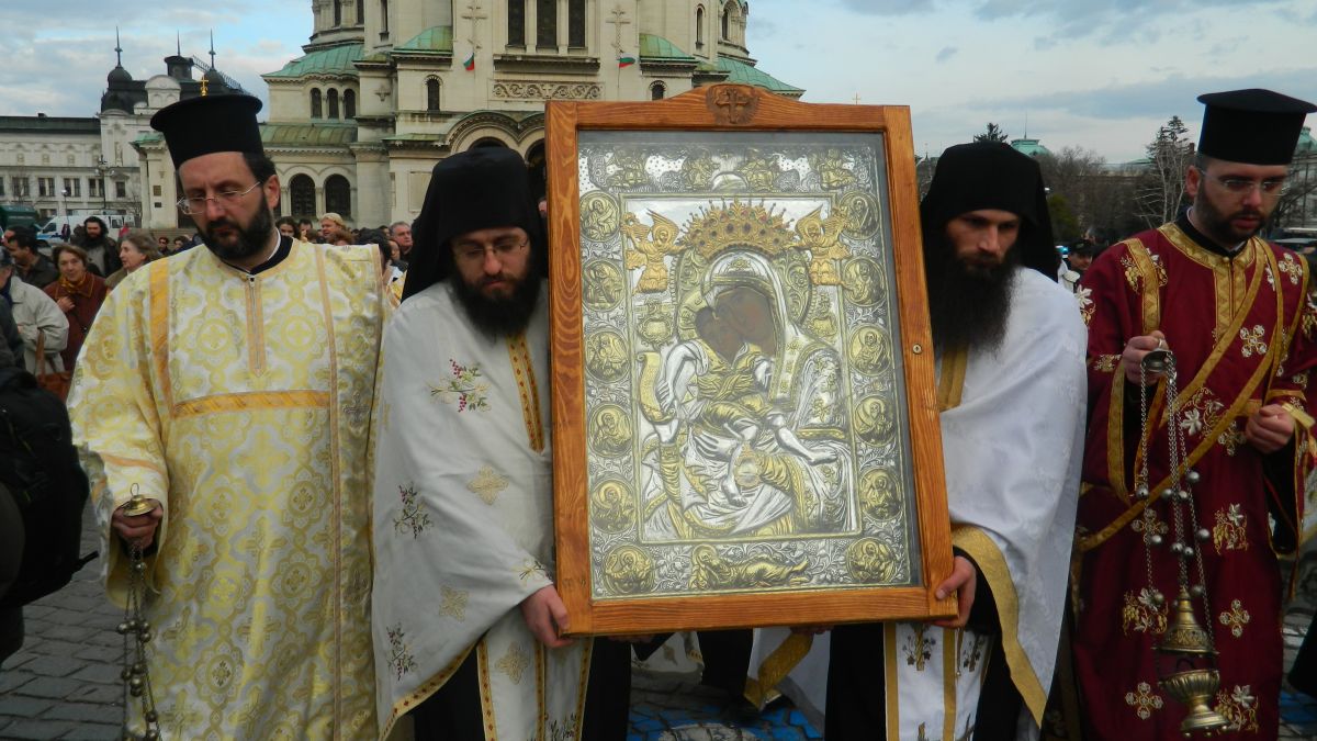 БЛИЦ TV: Празнични камбани огласиха София за литийното шествие с чудотворната икона "Достойно есть"