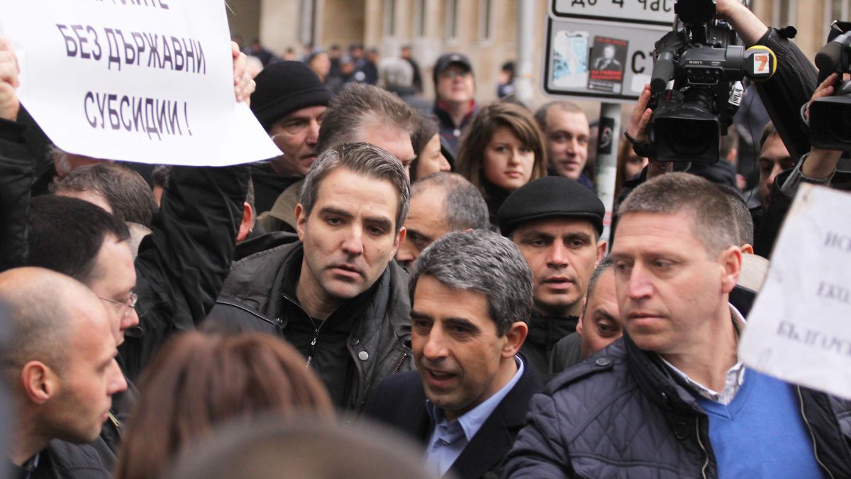 В деня на протестите президентът замина за Виена