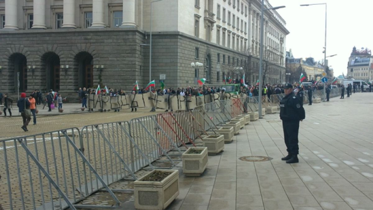 От ВМРО отново протестират с обърнати знамена 