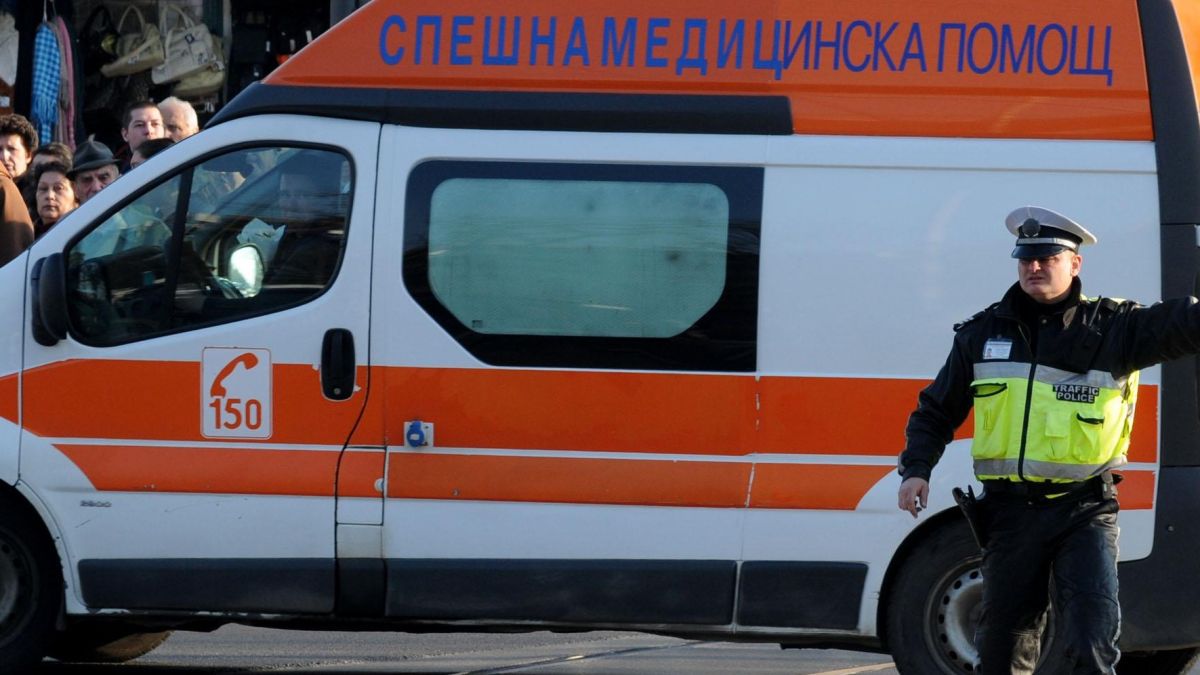 “Ситроен” се заби в автобус