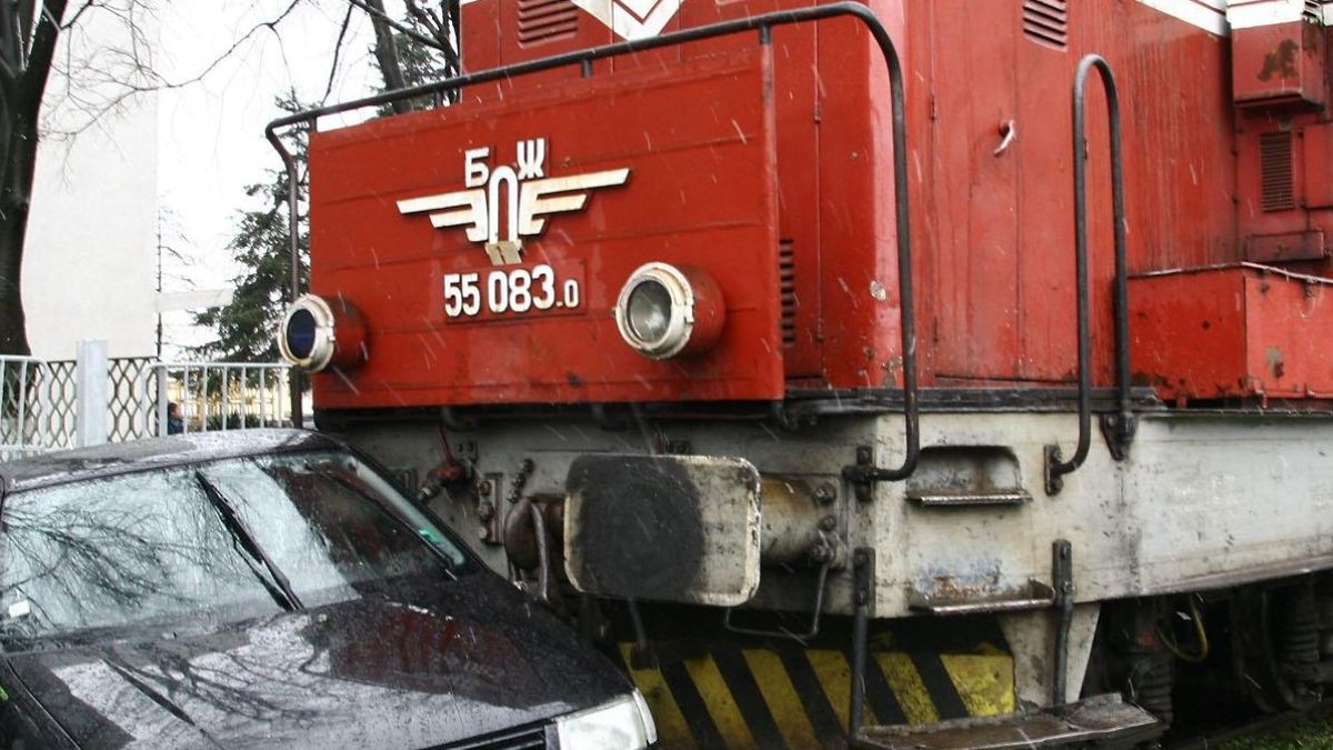Товарен влак блъсна автомобил на прелез