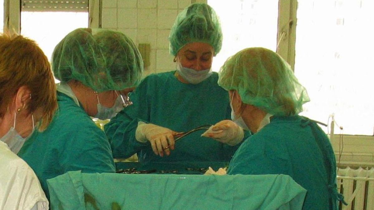 За първи път у нас: Смениха сърдечна клапа през ръката на жена