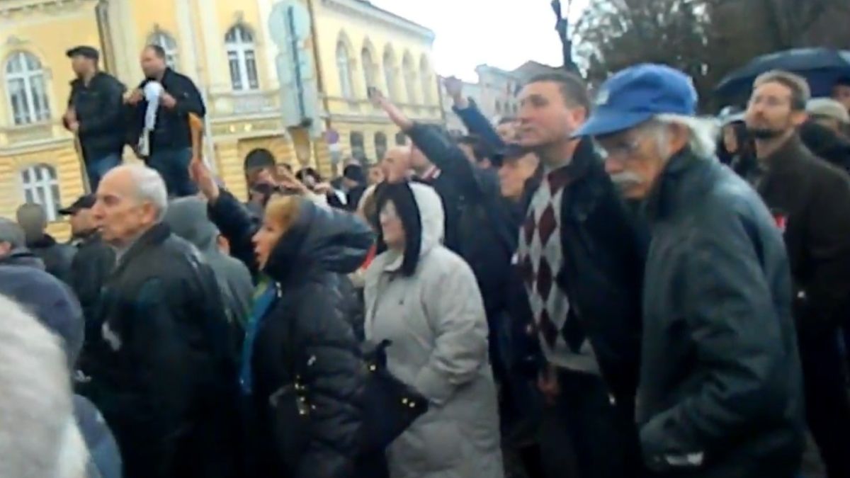 БЛИЦ TV: "Янаки-президент" ехти край парламента