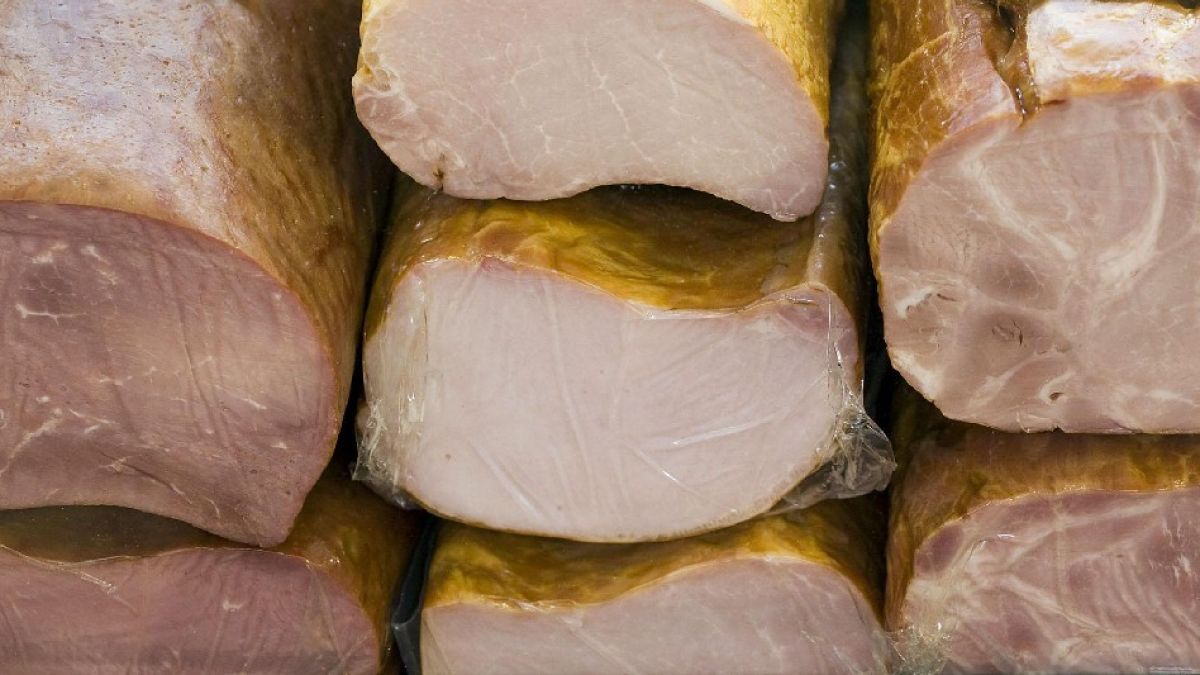 Четири родни фирми ни пробутвали колбаси с конско 