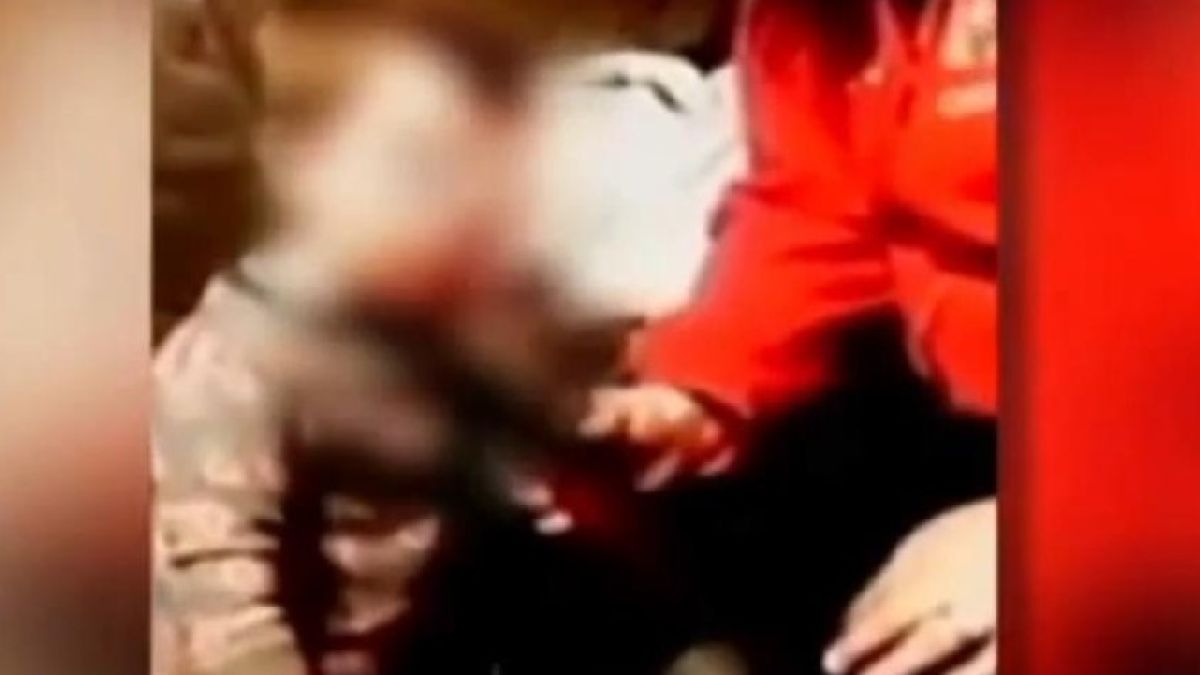 Скандално! Майка дава на 2-годишното си дете да пуши канабис 