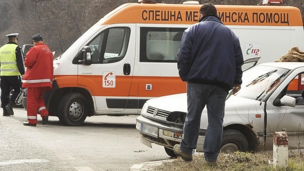 Счупено е страничното стъкло на линейката, по която стреляха в Пловдив 