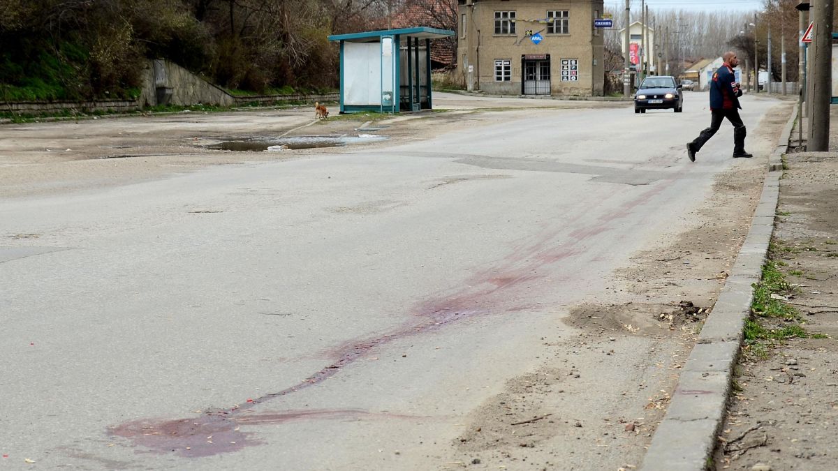 Велосипедист остави кървава следа в Бяла