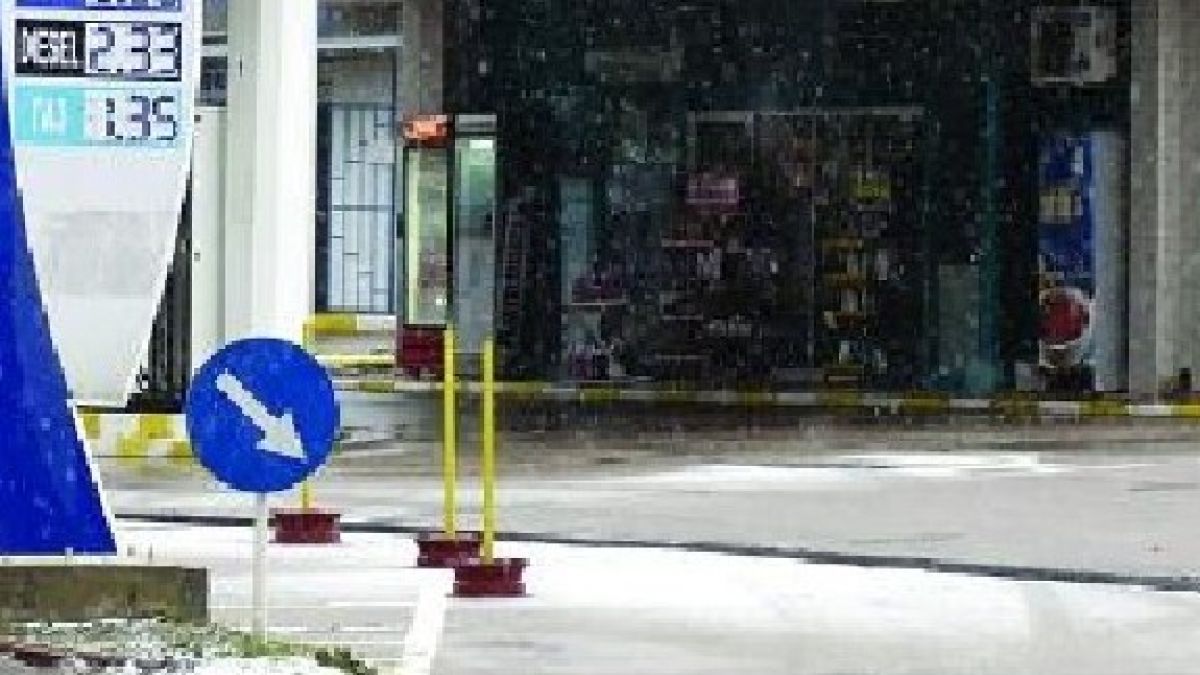 Бурен вятър срина покрив на бензиностанция върху колонките
