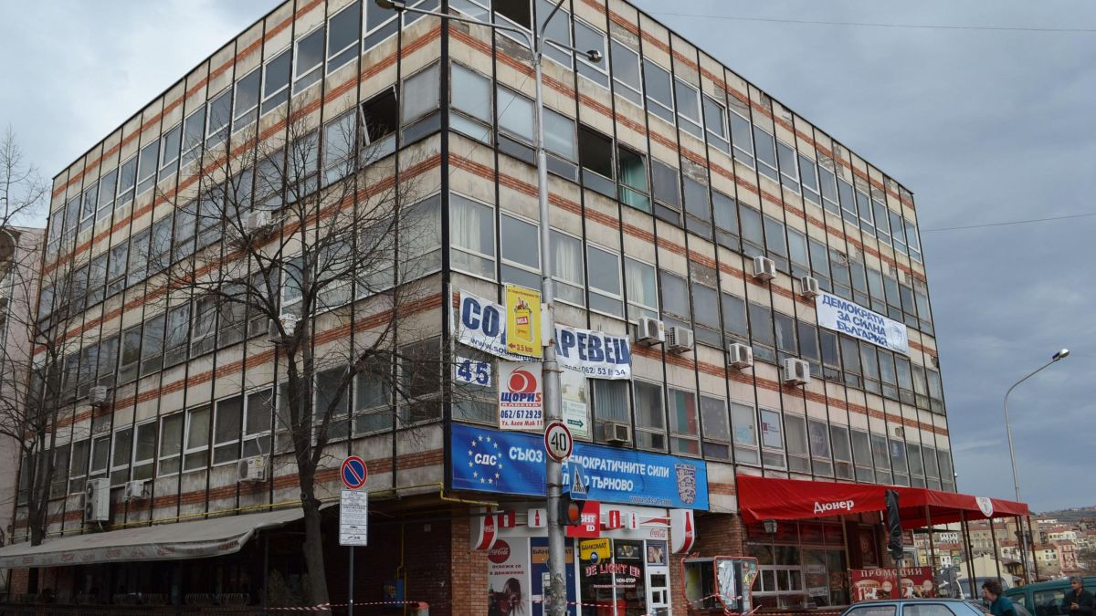 Вятърът стовари два бора върху ж.п. линия и прекъсна тока в Трявна