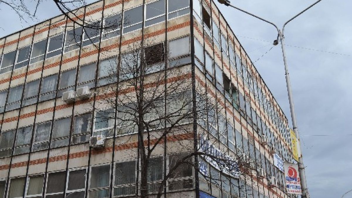 При силен вятър избягвайте горните етажи на сгради и къщи