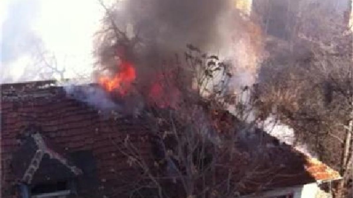 Клошари подпалиха изоставена вила