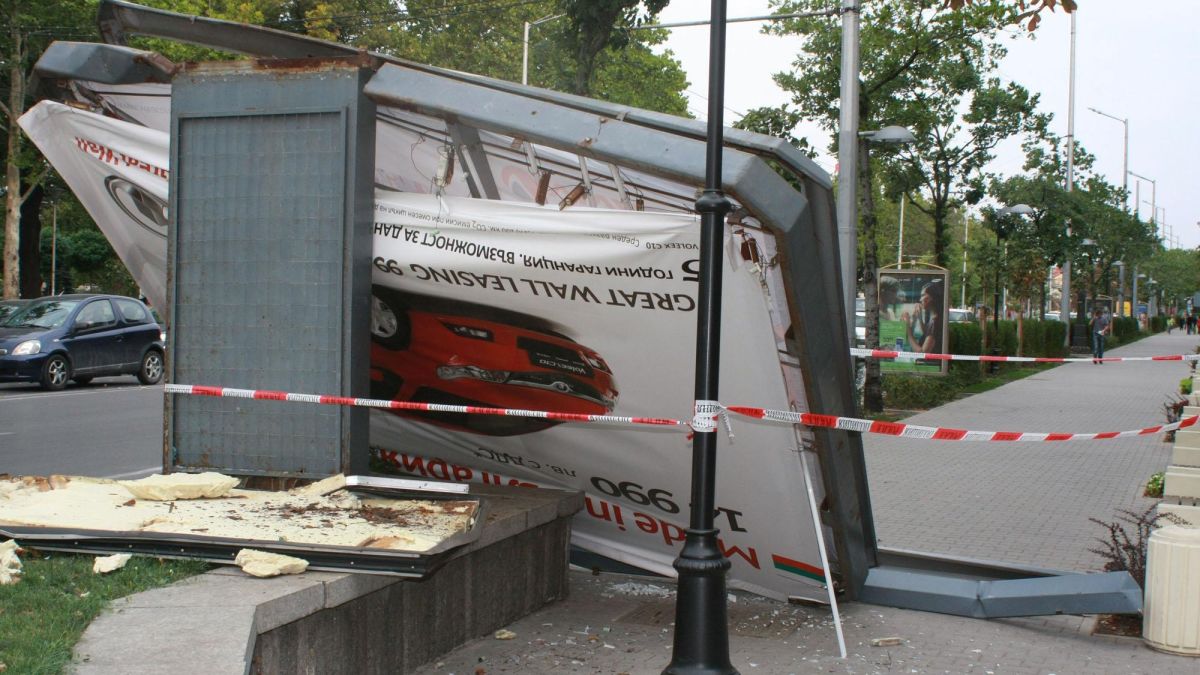 Нощният вятър в София събори билборд и огради