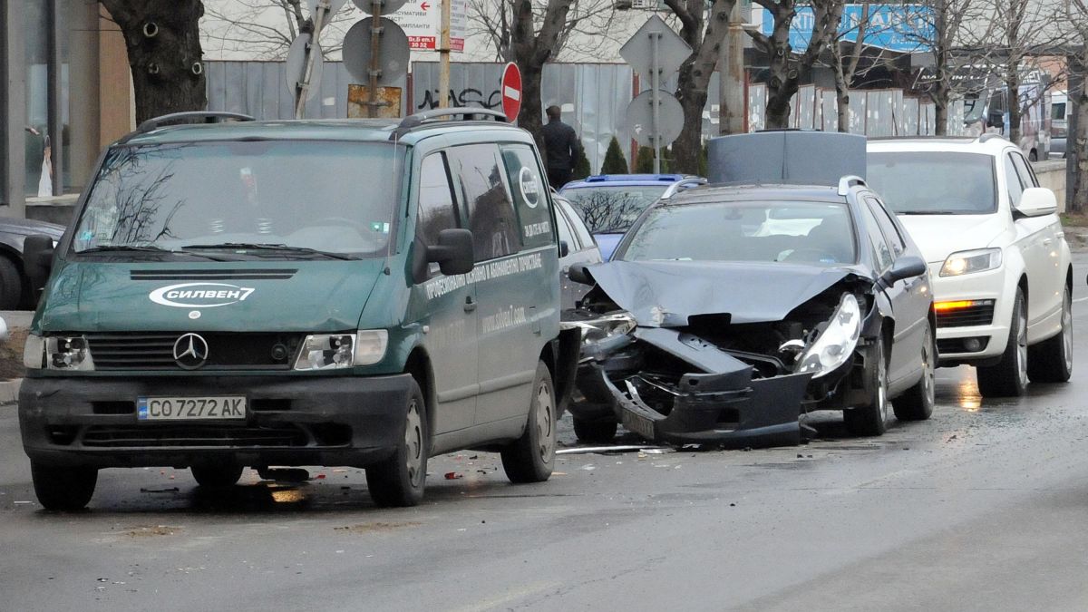 Верижна катастрофа огъна ламарините на 6 коли в София 