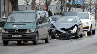 Верижна катастрофа огъна ламарините на 6 коли в София 