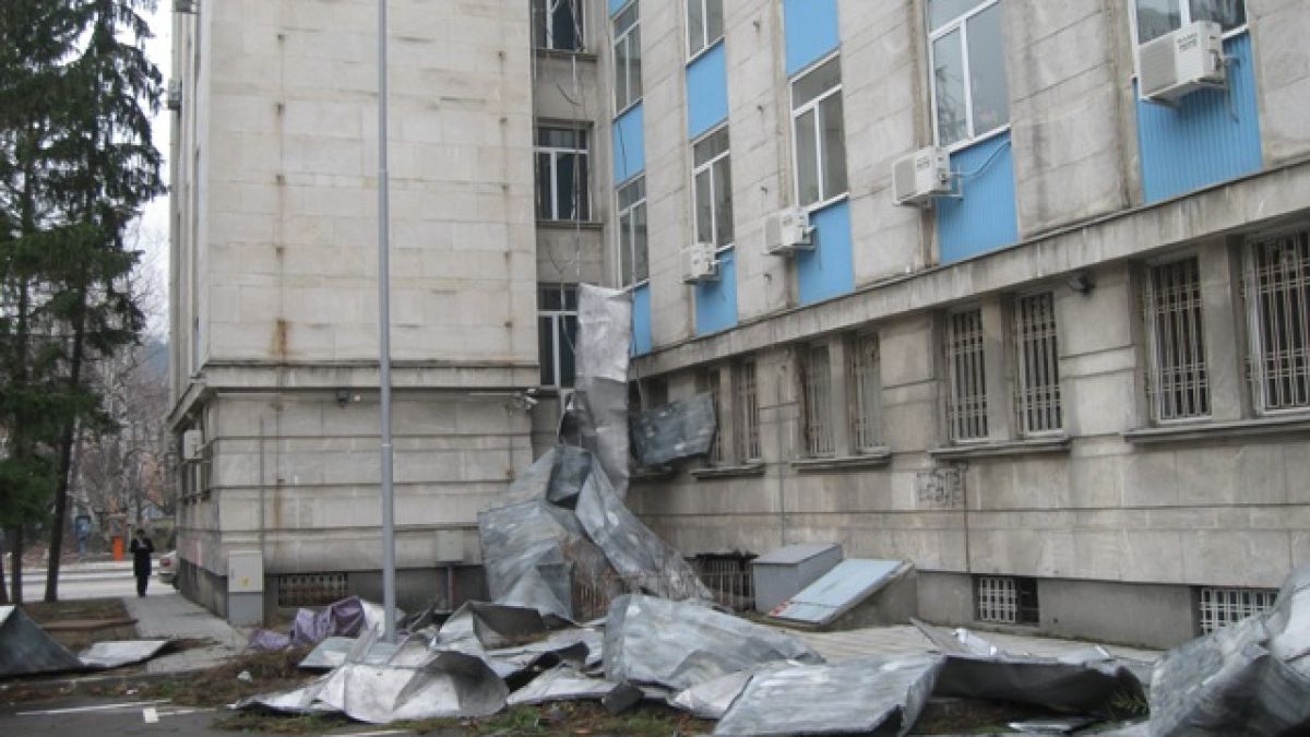 Габровец почина след падане от покрив