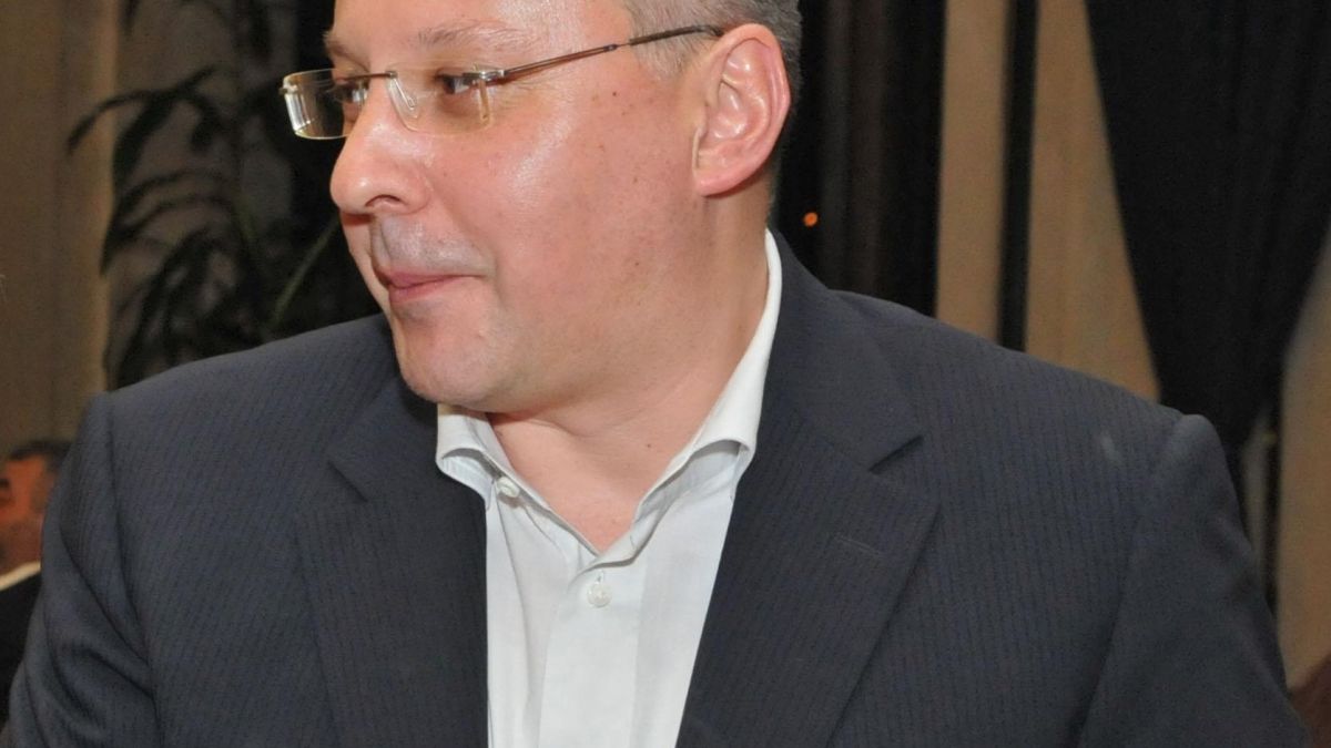 Сергей пише оценки на депутатите си, ще им ги казва насаме