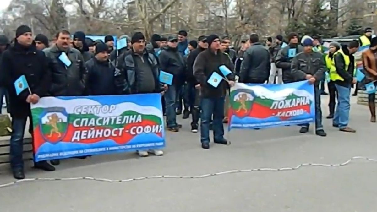 БЛИЦ TV: Протестиращите полицаи спряха цигарите заради новия министър