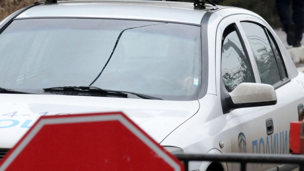 Пиян селянин щурмува полицаи със стол