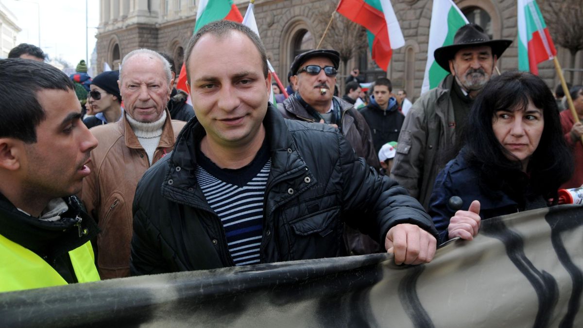 Протестът в София се разцепи още в началото